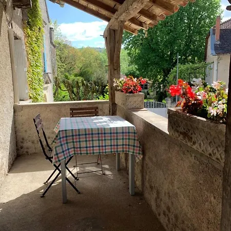 Spacious Apartment In A Charming, Tranquil Village Saint-Vincent-Rive-dʼOlt Exterior foto